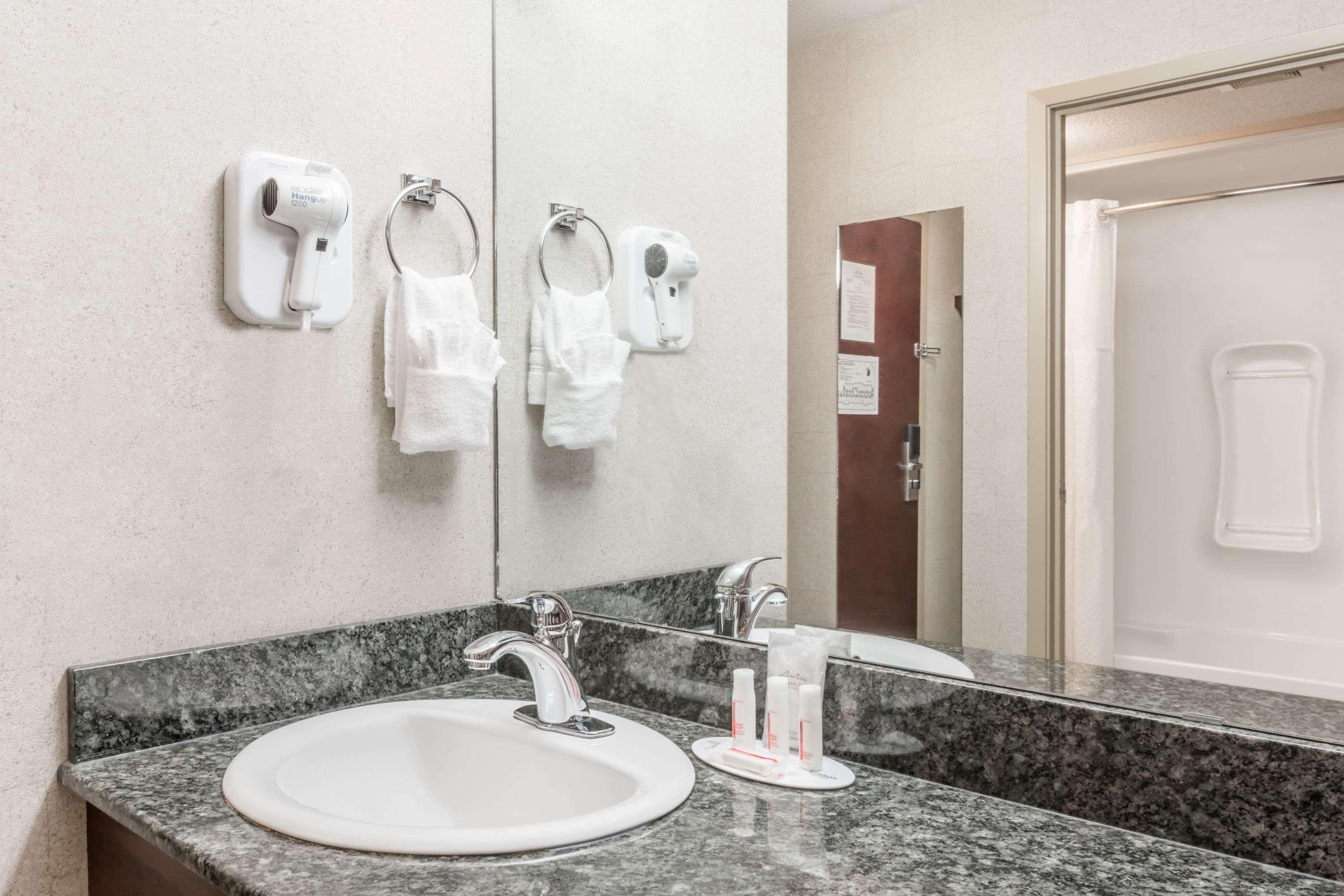 Super 8 By Wyndham Red Deer City Centre Luaran gambar