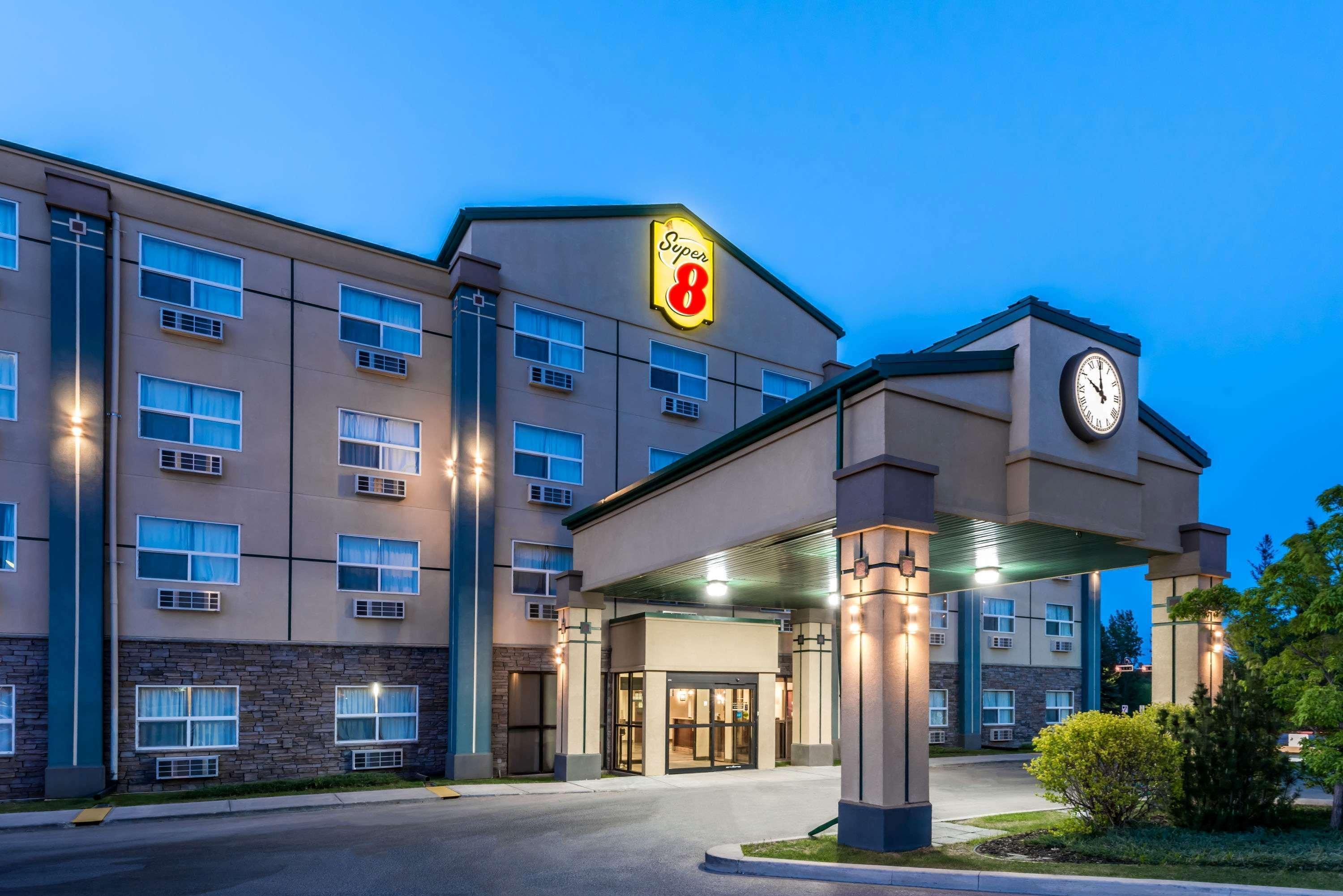 Super 8 By Wyndham Red Deer City Centre Luaran gambar