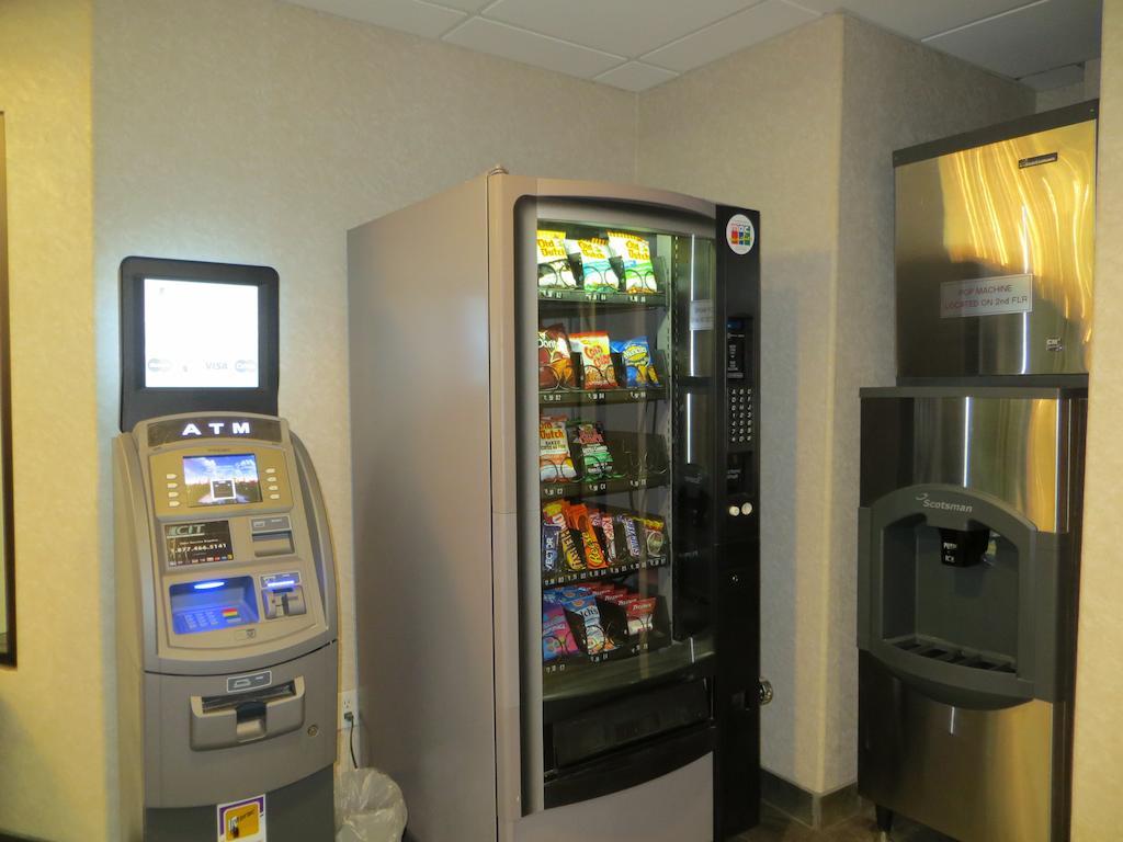 Super 8 By Wyndham Red Deer City Centre Luaran gambar