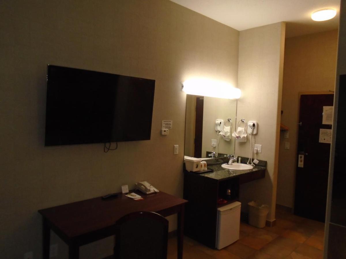 Super 8 By Wyndham Red Deer City Centre Luaran gambar
