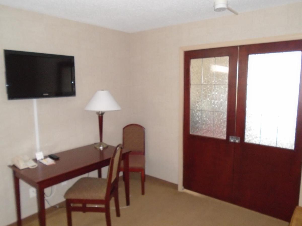 Super 8 By Wyndham Red Deer City Centre Luaran gambar